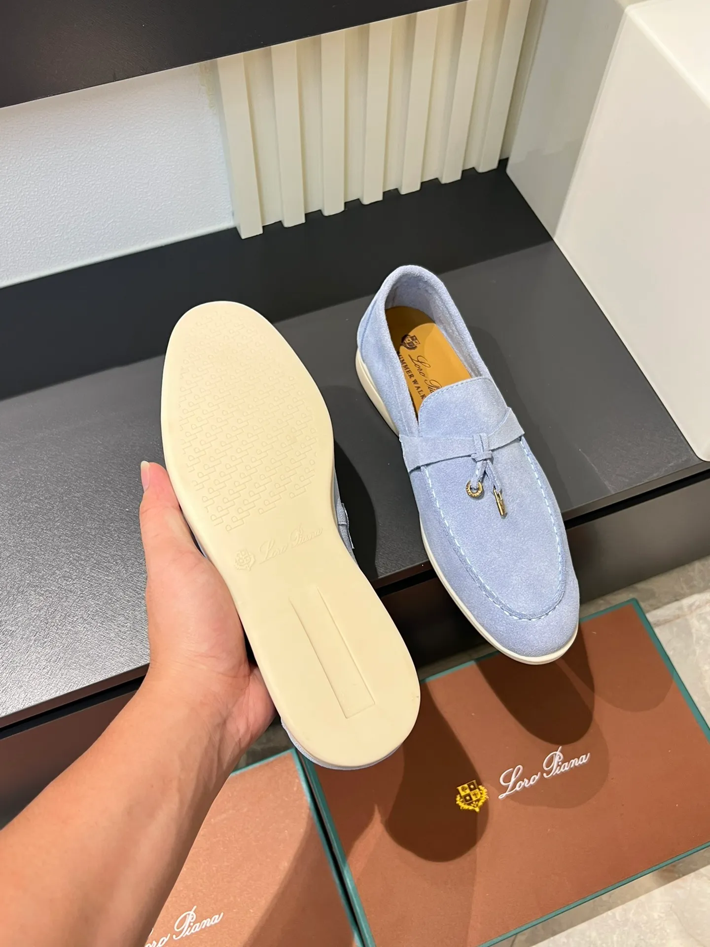 Men's shoes 💰p360 "Loro men's shoes 💰pian'*" Classic L men's shoes for couples 💰p Top version British flat loafers, a must-have item in old money style, the minimalist design is eye-catching and durable, a plus point for dressing The soft foot feel and texture are outstanding. They don’t scratch your feet and are very nice. They are matched with soft and waxy soles. They can be worn daily for a long time without getting tired. They are easy to wear, versatile and classic items, with perfect foot feel and texture! Imported cashmere fabric, the lining is made of imported A-grade water-dyed cow lining, the top version of the genuine leather midsole is sewn with pure handmade mark thread! Size: Female 35-40 (34. Customized) Male 38-44 (45.46. Customized)
